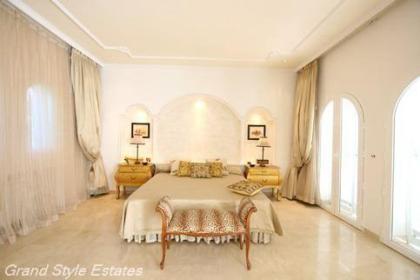 Traumhafte maurische Villa mit privatem Tennisplatz westlich von Marbella