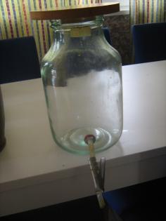 Ton- u. Glaskrüge,  Amphoren mit Ablassgarnitur