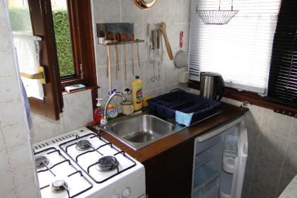  Winterfestes Wochenendhaus südliches Berlin am Wald und Wasser in Kleingartenan