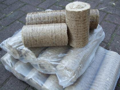 Holzpellets Holzpriketts Brennholz Kaminholz Anmachholz Holz Ofen Heizung