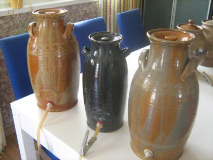 Ton- u. Glaskrüge,  Amphoren mit Ablassgarnitur