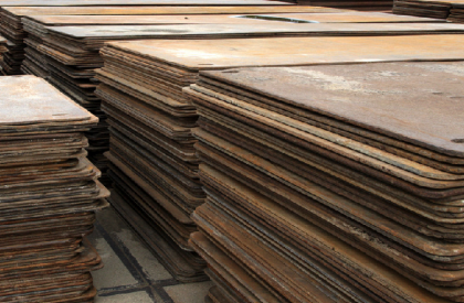 Vermietung von mobilen Baustraßen aus Fahrbahnblechen oder Baggermatratzen.