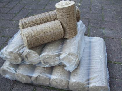 Holzpellets Holzpriketts Brennholz Kaminholz Anmachholz Holz Ofen Heizung