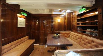 Luxuriöse Klassik & Vintage Segelyachten mit Crew chartern Mittelmeer Karibik 