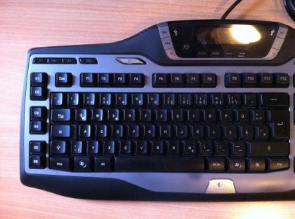 Logitech G15 Gaming-Tastatur mit Display, programmierbaren Tasten, 2 USB-Anschlü