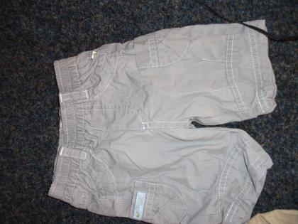 Eine Sommerlatzhose und eine Sommerhose in Grau - beide Hosen in 50