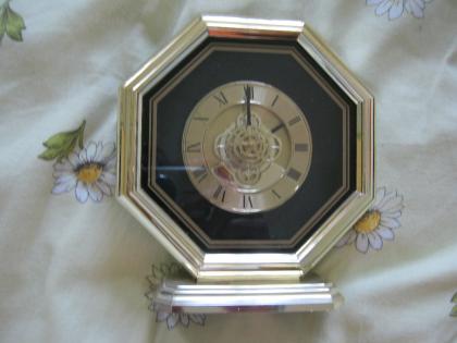 Schwarz / goldene Uhr