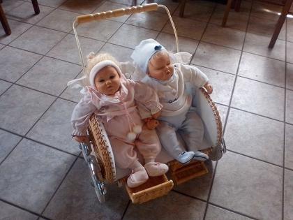 Puppenwagen mit Zwillingspuppen