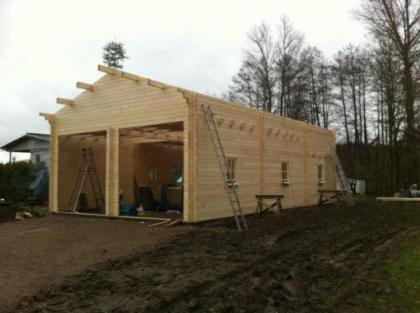 Individuelle Fertigung von Blockbohlengaragen in 50mm und 70mm Wandstärke