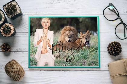 MILEY CYRUS mit 2 Löwen. Blickfang! 60x45 cm. Starsouvenir. Super Deko. Geschenk
