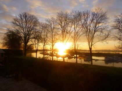 Zu vermieten Mobilheim am Wasser in Holland mit Sandstrand eine Stunde vom Ruhrg