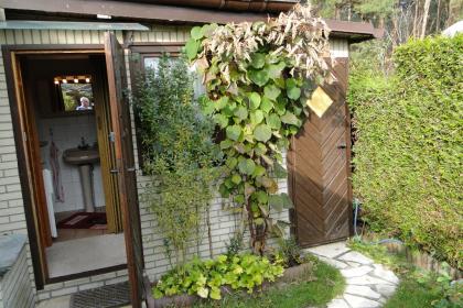  Winterfestes Wochenendhaus südliches Berlin am Wald und Wasser in Kleingartenan