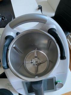 Vorwerk Thermomix TM5 avec Varoma, panier de garage, spatule, livre de cuisine