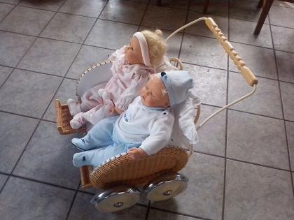 Puppenwagen mit Zwillingspuppen