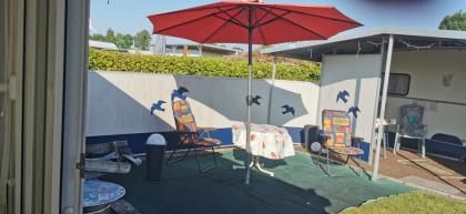 Campingplatz, 2 Tabbert Wohnwagen, Doppelstellplatz m. festen Anbau