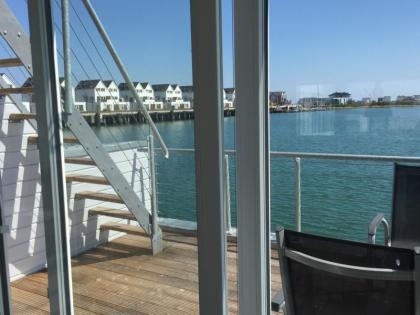 Hausbooturlaub an der Ostsee: Schwimmendes Ferienhaus