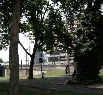 Citynaher Stellplatz/ Garage in Köln-Deutz: Nur 1 Min. von Deutzer Freiheit