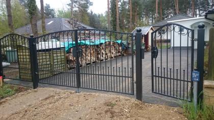 Schmiedeeisenzaun, Metallzaun, aus Polen, mit Montage, Gelander Tore