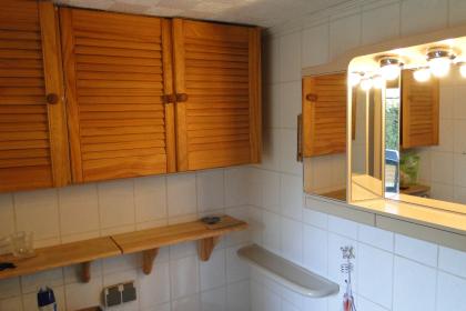  Winterfestes Wochenendhaus südliches Berlin am Wald und Wasser in Kleingartenan