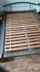Ich biete Metallbett Farbe Grau 140 x 200 cm