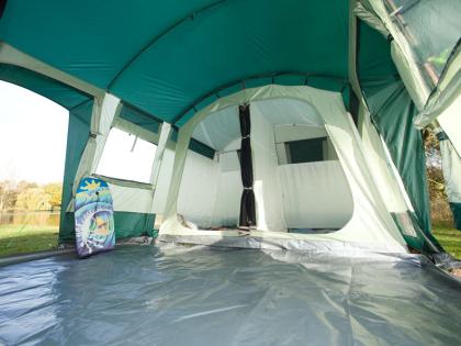 Biete Zelt mit  viel Aussrüstung / Zubehör