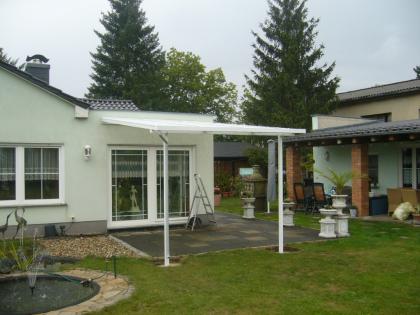 Terrassenüberdachung an Hauswand montiert - von BLASK