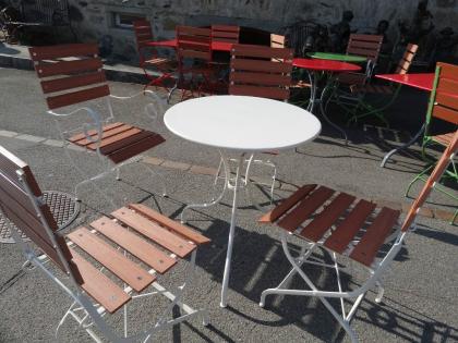 Glechgartentische Klappstühle Gartendekroationen und Bronzefiguren
