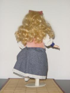 Porzelanpuppe mit Puppenständer Künstlerpuppe Sammelpuppe Deko