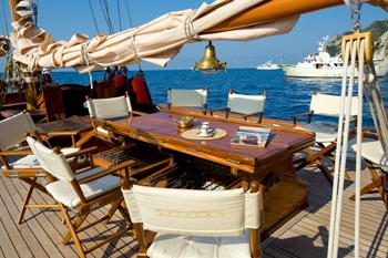 Luxuriöse Klassik & Vintage Segelyachten mit Crew chartern Mittelmeer Karibik 