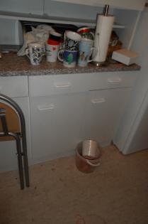 Biete weiße Küchenschränke zum Verkauf an 