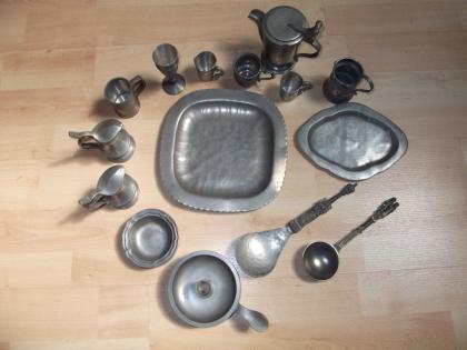 Variationen aus Zinn Becher, Löffel, Teller z.T. mit Stempel