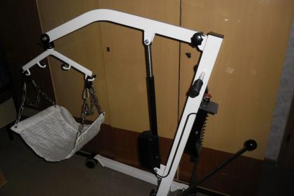 REHADAT-Personenlifter - fahrbarer Lifter mit Gurtsitz