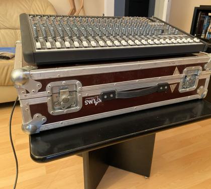 Lautsprecherboxen und Mix Mackie