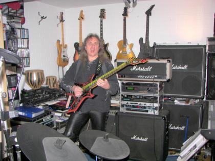 Du willst Gitarre, Bass, Gesang, Ukulele, Cajon oder Schlagzeug lernen, dann lie