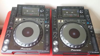 2 x PIONEER CDJ-2000 Nexus und 1 x DJM-2000 Nexus DJ-Mixer für nur 2.400 Euro 