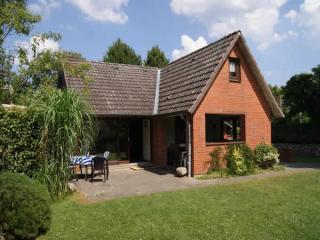 Ostsee-Ferienhaus Friesenwall mit überdachter Terrasse und Kamin am Schönberger 