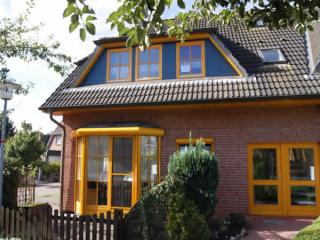 Strandnahe, helle und gemütliche Ostsee-Ferienwohnung Möwennest am Schönberger S