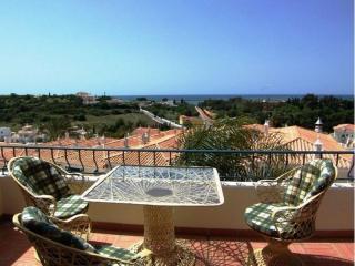 2246  Reihenhaus mit tollem Meerblick in Ferragudo an der Algarve in Portugal