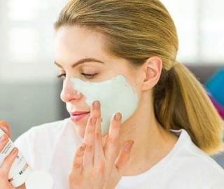 Akne, große Poren - Gesichtspflege mit Peeling und Lehm-Maske