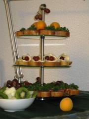 Geschirr: Etagere mit 3 Ebenen aus Glas und Edelstahl, € 20, -