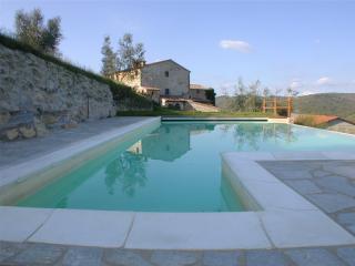 Landhaus umgeben von Olivenhainen und Weingärten, Chianti, Toskana