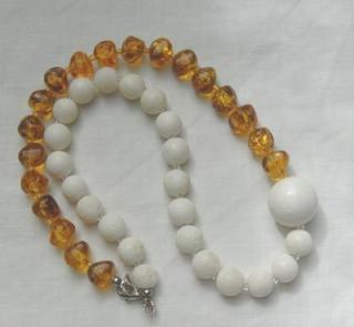 Edelsteinkette, weisse Koralle mit braunen Bernstein