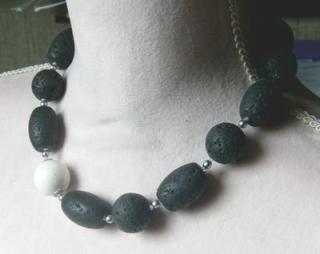 Elegane Lavakette mit seitlich eingefasster weisser Koralle