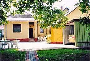 Schönes Mehrfamilienhaus mit Garten und überdachte Pool in Ungarn, nähe Plattens