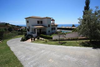 Preisreduziert: gepflegte Villa mit fantastischem Meerblick  in Estepona