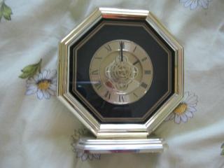 Schwarz / goldene Uhr