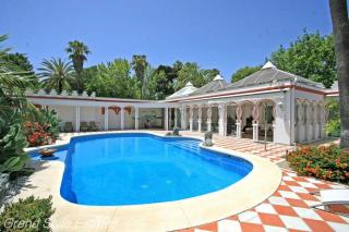 Traumhafte maurische Villa mit privatem Tennisplatz westlich von Marbella