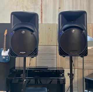 Lautsprecherboxen und Mix Mackie