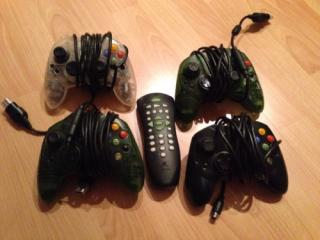 2 Originale X Box Controller S, 1 Fernbedienung, 1 AV Kabel (2 Pads von 4 sind w