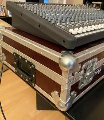 Lautsprecherboxen und Mix Mackie